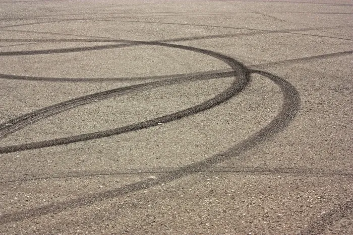 防滑痕迹，沥青，道路，制动距离