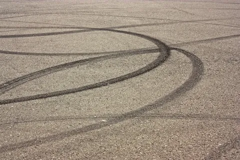 防滑痕迹，沥青，道路，制动距离