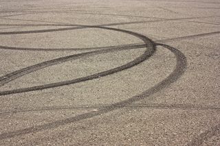 防滑痕迹，沥青，道路，制动距离