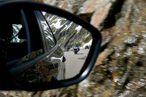 后视镜，追踪器，摩托车手，高山路