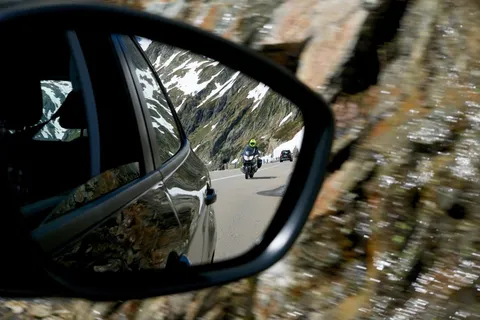 后视镜，追踪器，摩托车手，高山路