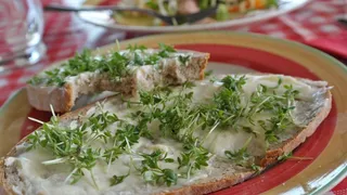 面包加黄油和香草