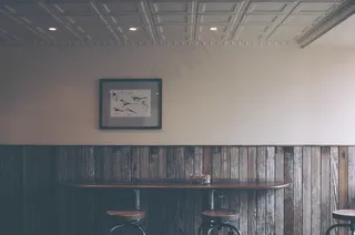 처음 그날,室内一角,吸顶灯,艺术馆,吊顶隔墙,吧台凳