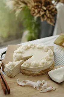 食物,碗,菜肴,花卉,奶酪,切片在木板上的婚宴喜饼