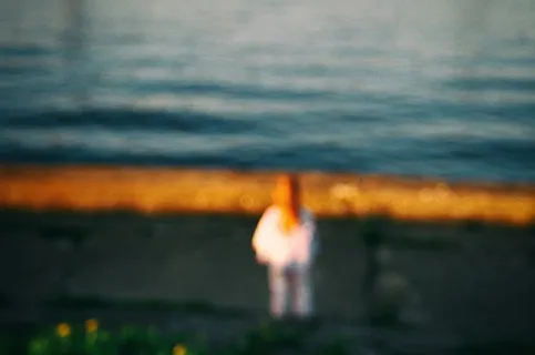 牛仔裤,赤麻鸭,腿,中华秋沙鸭,琵鹭,儿童与水的模糊的背景