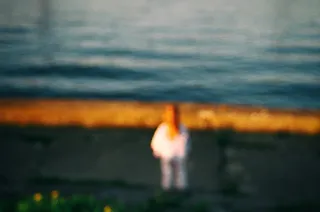 牛仔裤,赤麻鸭,腿,中华秋沙鸭,琵鹭,儿童与水的模糊的背景