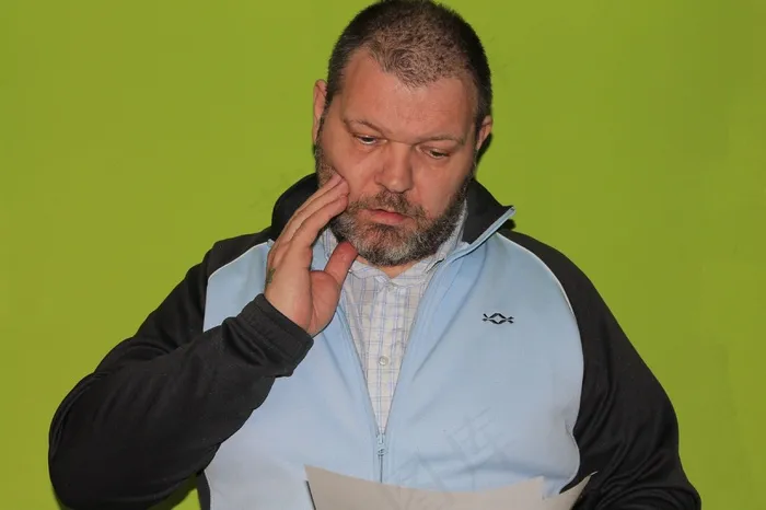 男人，信件，坏消息，提醒