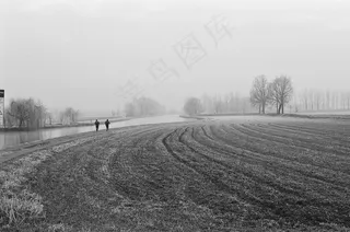 山峦,铁路轨道,草原,村道,街道,男子在场上奔跑的黑白图像