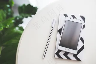 平板手机,装订/封装机,财会用品,屏幕截图,手机支架,空屏手机的顶视图