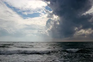 海，风暴，云的天空，颜色