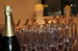 香槟酒瓶和长笛