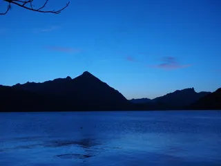 图恩湖，因特拉肯，蓝色小时，山脉，打喷嚏