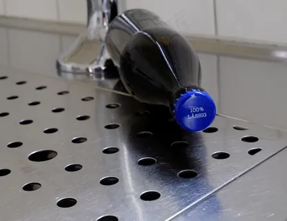 插线板,木生昆虫博物馆,充电器,插座面板,地板砖,啤酒瓶在水槽上的替代