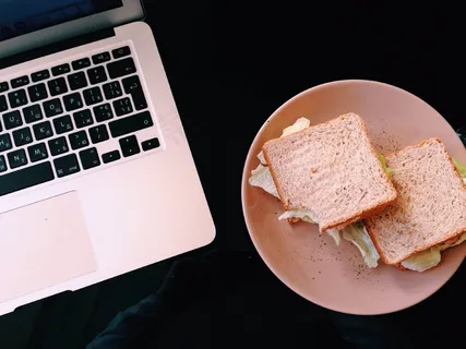 Macbook,午餐,三明治,食品,盘子,电脑,笔记本电脑 Macbook,午餐,三明治,食品,盘子,电脑,笔记本电脑
