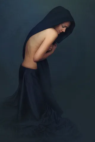 工作室拍摄的年轻漂亮的女人，用丝绸包裹