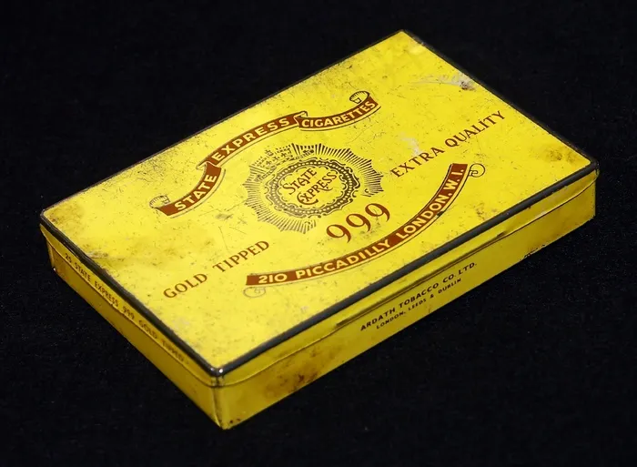 商品标签,金卡,包装袋/盒,烟盒,雪茄烟盒,黑色背景上的旧黄色香烟锡