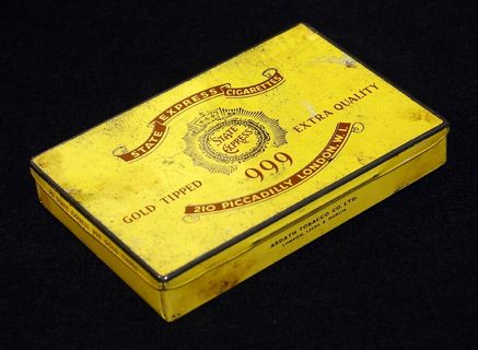 商品标签,金卡,包装袋/盒,烟盒,雪茄烟盒,黑色背景上的旧黄色香烟锡