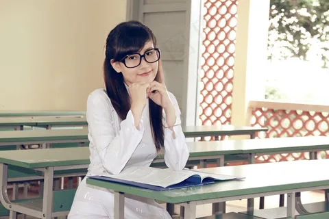 女孩，桌子和椅子，类