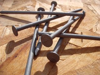 自行车,椅子,摩托车,轿车,凳子,指甲在旧地板上的特写