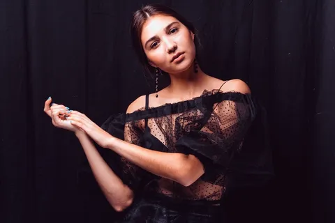 女孩，女子，连衣裙，网状，手，意见，女性