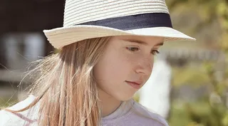 人类，儿童，女孩，金发女郎，脸，意见，帽子，出，关闭