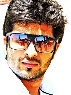 太阳镜的英俊男人的肖像 太阳镜的英俊男人的肖像