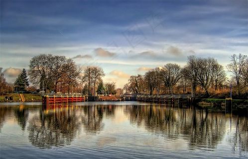 都市夜景,风景,天空,油画,江河,运河锁与树木和云彩的倒影