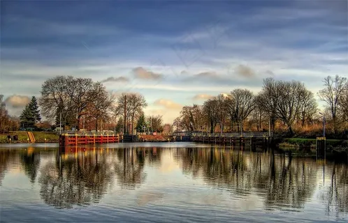 都市夜景,风景,天空,油画,江河,运河锁与树木和云彩的倒影