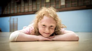 小女孩，体操运动员馆，快乐，躺在地板上