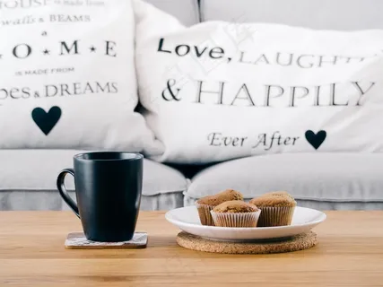 早餐，松饼，咖啡，桌子，沙发，枕头