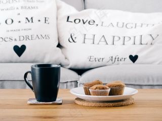 早餐，松饼，咖啡，桌子，沙发，枕头