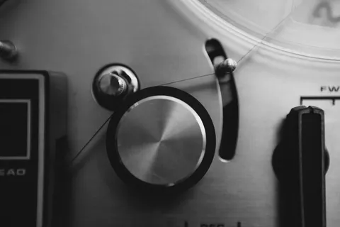 手表,旋钮,相机,耳机,仪表盘,声音设备的黑白图像