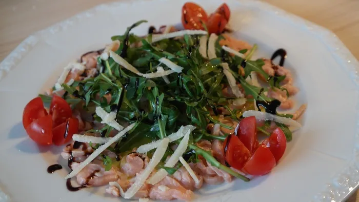 Lachscarpaccio，火箭，芝麻菜，帕尔马干酪，西红柿