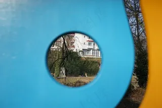 通过寻找，透视，洞，墙，木材，蓝色，橙色