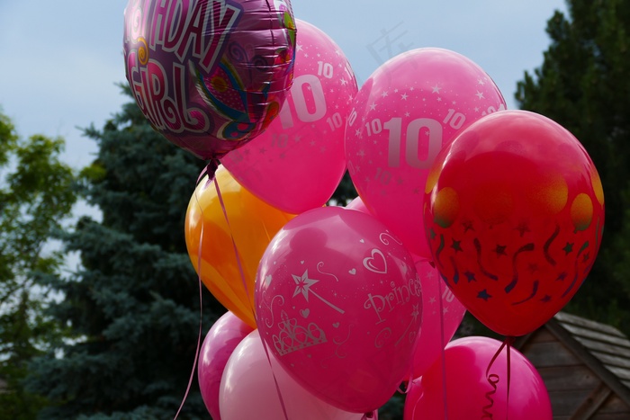 五颜六色的生日气球