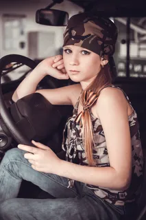 女孩，肖像，军事风格，孩子们，在车上