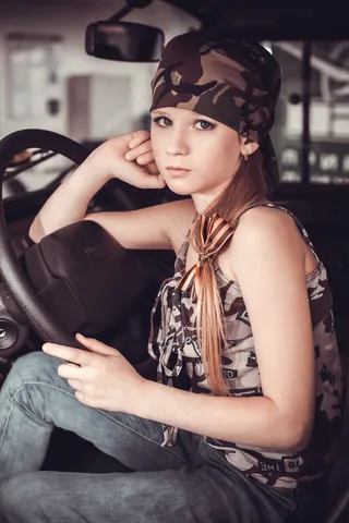 女孩，肖像，军事风格，孩子们，在车上