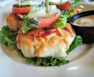 比萨汉堡，奶酪，面包面团，意大利辣香肠，烤