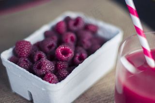 覆盆子，水果，饮料，稻草，鸡尾酒，甜点