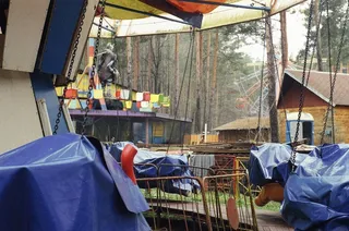 帐篷,餐饮场所,街道,露天咖啡,投篮机,在废弃的游乐园中的旋转木马