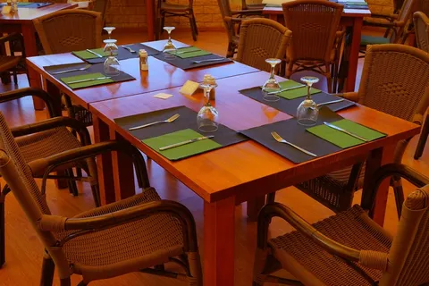 玻璃，餐具，服务，桌子，餐桌，有盖