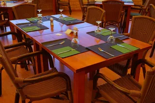 玻璃，餐具，服务，桌子，餐桌，有盖