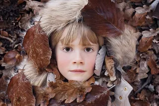 工笔画,油画,女人,美女,,躺在秋叶中的女孩的画像