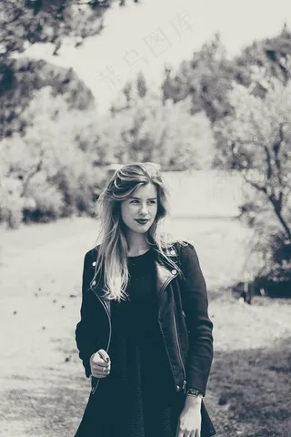 工笔画,人物特写,美女,女孩,帽子,女人在果园里的黑白肖像