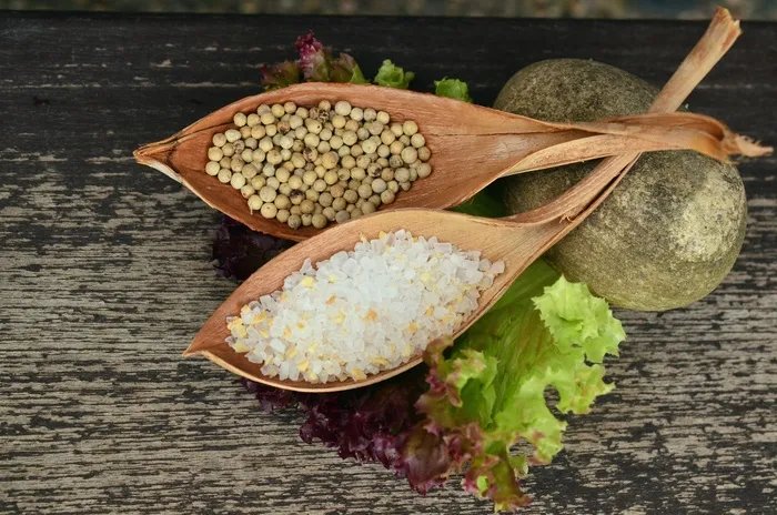 盐和胡椒粉，盐粒，花椒