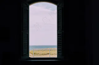 浴室镜,显示器屏幕,平板手机,屏幕截图,商品标签,窗户和海洋