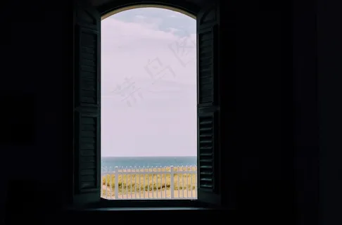 浴室镜,显示器屏幕,平板手机,屏幕截图,商品标签,窗户和海洋 浴室镜,显示器屏幕,平板手机,屏幕截图,商品标签,窗户和海洋