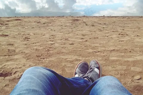 水，腿毛，休息，镜像，沙，海滩，银行，脚