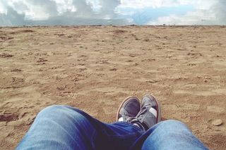 水，腿毛，休息，镜像，沙，海滩，银行，脚