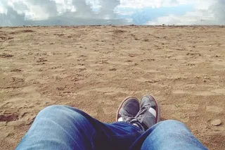 水，腿毛，休息，镜像，沙，海滩，银行，脚